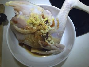 加入生抽、蚝油、盐、鸡精、芝麻香油、黄酒、白砂糖、姜丝、蒜末、胡椒粉