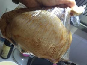 最后加入老抽给鸡上色，将姜丝和蒜末塞入鸡腿皮里面，将皮撕开即可放入，然后用保鲜袋装住封紧放入冰箱冷藏室冷藏至少2个小时以上