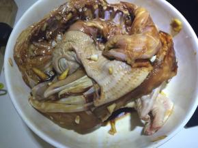 然后抹均匀，不断的给鸡做做运动