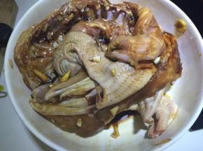 然后抹均匀，不断的给鸡做做运动