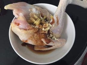 用清水将鸡洗净