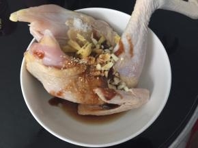 用清水将鸡洗净