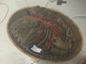 蒸锅加足量水烧开后放入荷叶鸡，上锅蒸1小时