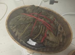 蒸锅加足量水烧开后放入荷叶鸡，上锅蒸1小时