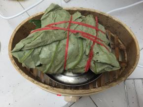 然后取出，放入荷叶里包裹紧，用绳子紧紧绑住