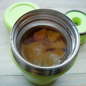 再次注入开水没过黄桃，并立即盖上盖。