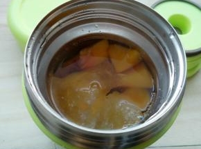 再次注入开水没过黄桃，并立即盖上盖。