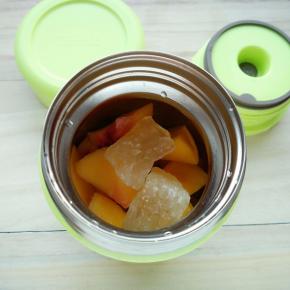 预热完成后倒掉罐中的水，在罐中加入黄桃和冰糖。