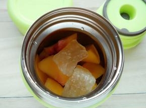 预热完成后倒掉罐中的水，在罐中加入黄桃和冰糖。