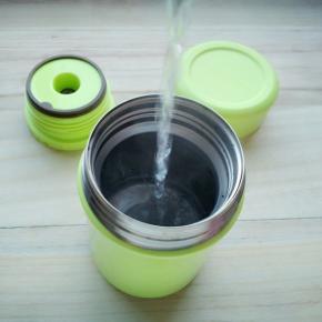 将膳魔师焖烧罐中注满开水，并立即盖上盖，预热5分钟。