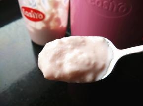 我是用易极优酸奶机自制的酸奶。
先在杯中加入1L纯净水，再倒入1袋草莓酸奶粉，盖上盖混合均匀。将沸水倒入酸奶机中至红色刻度线，立即放入酸奶杯，盖上盖放置一边，10－12小时后，酸奶就做好了。冷藏后更好吃！