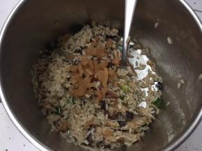 将切片的香菇、自制广式腊肠、自制广式腊肉、干贝、菜脯粒、葱花、蚝油、生抽、芝麻香油、盐、白砂糖放入米中搅拌均匀