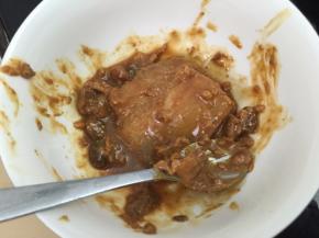 将猪肉沾满腐乳汁