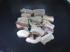 五花肉切成长5厘米，宽3厘米、厚0.3厘米的肉片，锅里热油后放入猪肉炸出部分油（本人不大喜欢太肥腻的肉，喜吃者可以不用炸油）