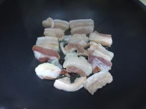 五花肉切成长5厘米，宽3厘米、厚0.3厘米的肉片，锅里热油后放入猪肉炸出部分油（本人不大喜欢太肥腻的肉，喜吃者可以不用炸油）