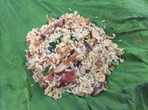 盖上剩余的米料，包围住猪肉