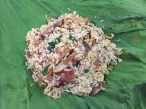 盖上剩余的米料，包围住猪肉