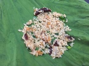 荷叶用开水烫软，然后勺入米料