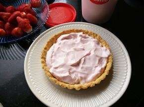 将塔皮送入预热好的烤箱，中层上下火180度15分钟左右，取出等塔皮放凉后脱膜，填入草莓酸奶。