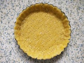将黄油溶化，加入所有塔皮材料混合成团，擀成圆形，铺入派模中，用叉子叉些小孔防止烤时鼓起，送入冰箱冷藏15分钟。