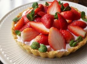 草莓洗净对半切开，放在酸奶上，可以加上薄荷叶装饰。