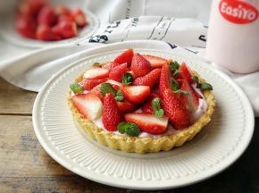 和乳酪塔不同，酸奶塔低脂健康，吃下去毫无罪恶感！