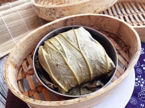 蒸锅中放足量水煮开后放入荷叶猪肉，旺火蒸1小时