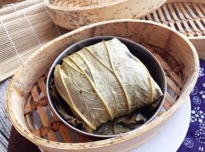 蒸锅中放足量水煮开后放入荷叶猪肉，旺火蒸1小时