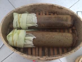 然后用玉米皮盖住，再用橡皮筋封住开口