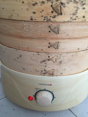 蒸锅里加足水煮开后将竹筒饭放入蒸笼里，上锅蒸1个小时