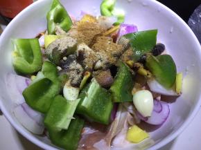 将青椒、洋葱切块，姜切片，蒜头切皮，加入BBQ烧烤酱、烧汁酱、生抽、盐、黑椒粉、孜然粉、鸡精、芝麻香油