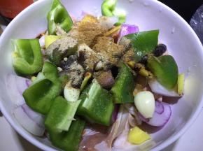 将青椒、洋葱切块，姜切片，蒜头切皮，加入BBQ烧烤酱、烧汁酱、生抽、盐、黑椒粉、孜然粉、鸡精、芝麻香油