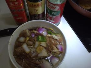 精置2个小时后加入白醋、老抽、黄酒