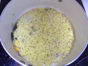 将所有盐包放入煮使面条入味