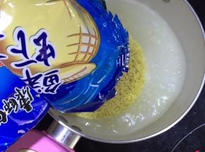 锅里煮开水后放入方便面和调料煮