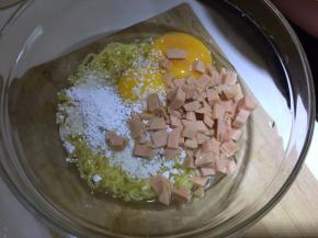 将面条捞起放入碗中，加入鸡蛋、切粒的火腿、薯粉、过筛的高筋面粉拌均