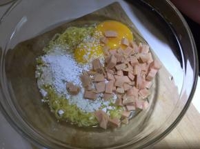将面条捞起放入碗中，加入鸡蛋、切粒的火腿、薯粉、过筛的高筋面粉拌均