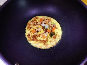 脱模煎，撒上鲜虾鱼板配料