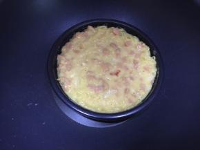 六寸披萨盘加油，然后倒入面条糊放入锅中煎，使其定型