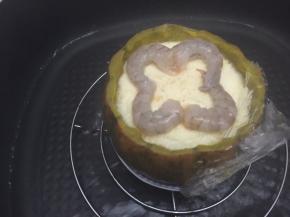 蒸至蛋凝固时放入处理好的鲜虾，继续蒸5分钟