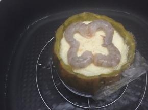 蒸至蛋凝固时放入处理好的鲜虾，继续蒸5分钟