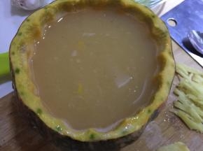再在南瓜盅里倒入温水拌均匀，同时放入干贝