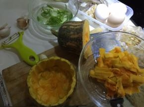 将南瓜肉挖出