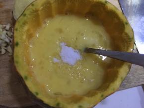 鸡蛋打散后加入盐和鸡精拌匀