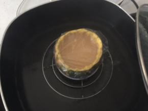 蒸锅里放足水烧开后放入南瓜盅蒸15分钟