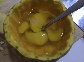 将鸡蛋打入南瓜盅内