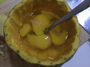 将鸡蛋打入南瓜盅内