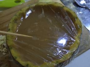 然后盖上保鲜膜用牙签戳几个洞