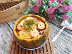 蒸好（放鲜虾时忘记将保鲜膜盖上，导致表面不滑了，表面滴入水份，可是里面还是很滑嫩的，真是粗心了）