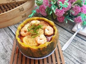 蒸好（放鲜虾时忘记将保鲜膜盖上，导致表面不滑了，表面滴入水份，可是里面还是很滑嫩的，真是粗心了）